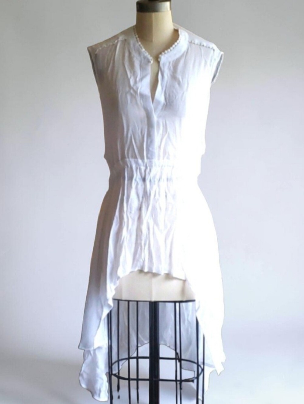 White high low sleevless blouse